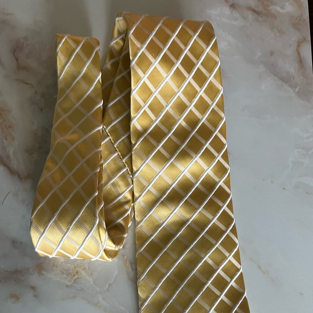 DONALD J. TRUMP • SIGNATURE COLLECTION Geometric Yellow Tie